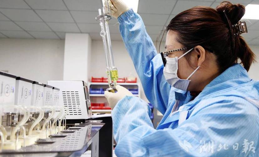走进宜昌予信天诚新材料技术研发中心,工作人员正在对研发的